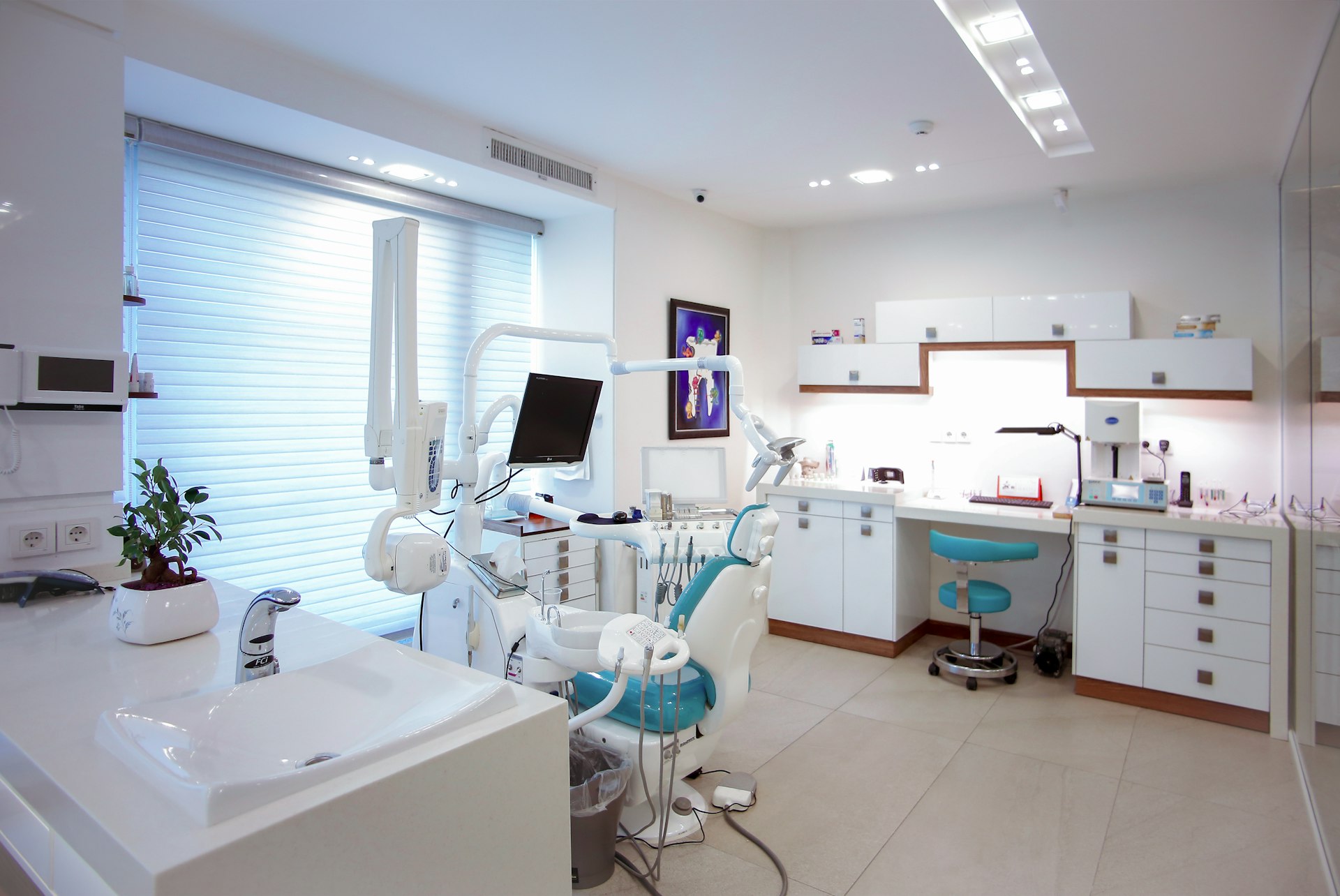 Consultorio dental moderno, luminoso y con sillón de tratamiento