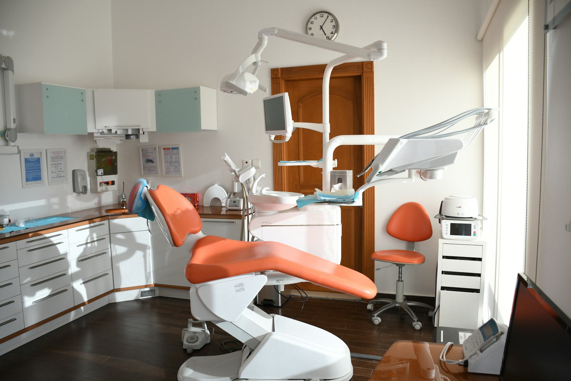 Consultorio con sillón dental blanco